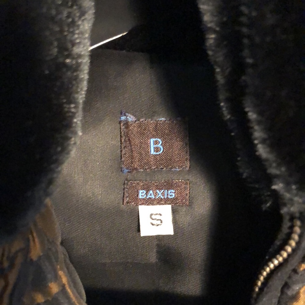Lined brocade jacket with faux fur collar. Zipper front - Picture 2 of 3